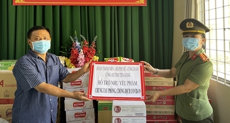 Công an Tiền Giang tặng quà người dân khó khăn trong vùng cách ly